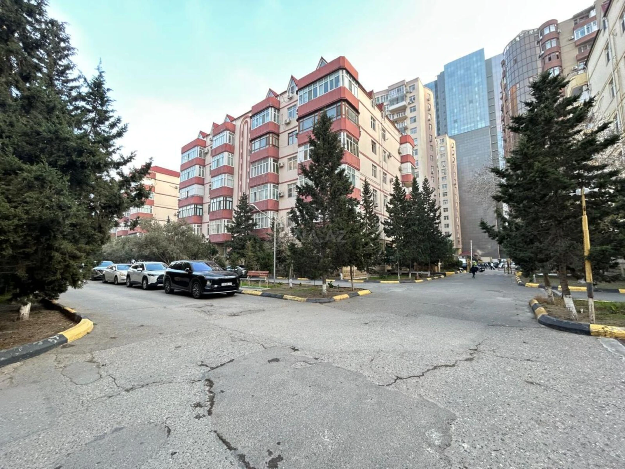 Satılır 3 otaqlı mənzil 172 m²