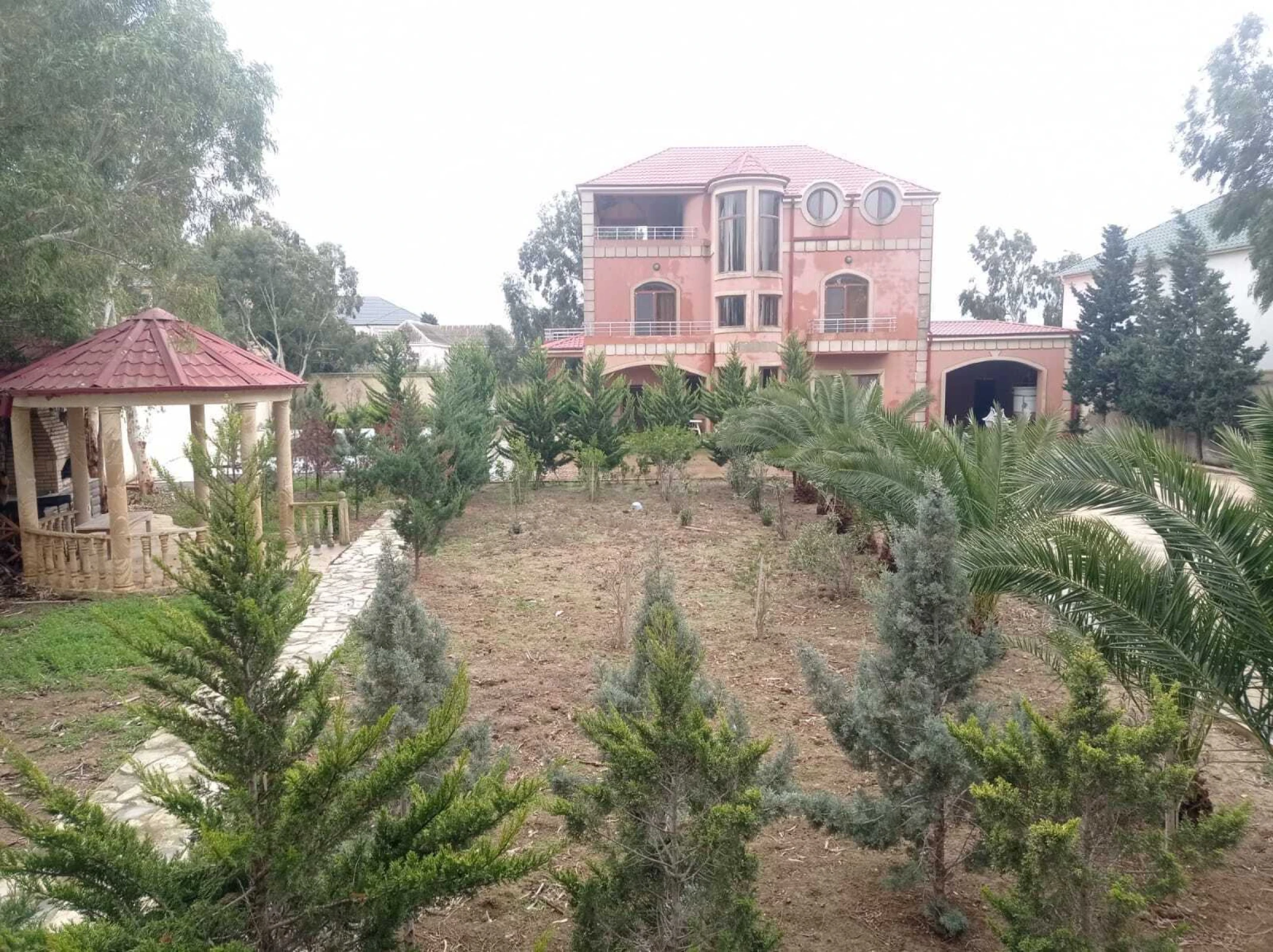 Satılır 5 otaqlı həyət evi 400 m²