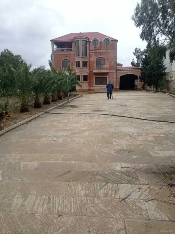Satılır 5 otaqlı həyət evi 400 m²