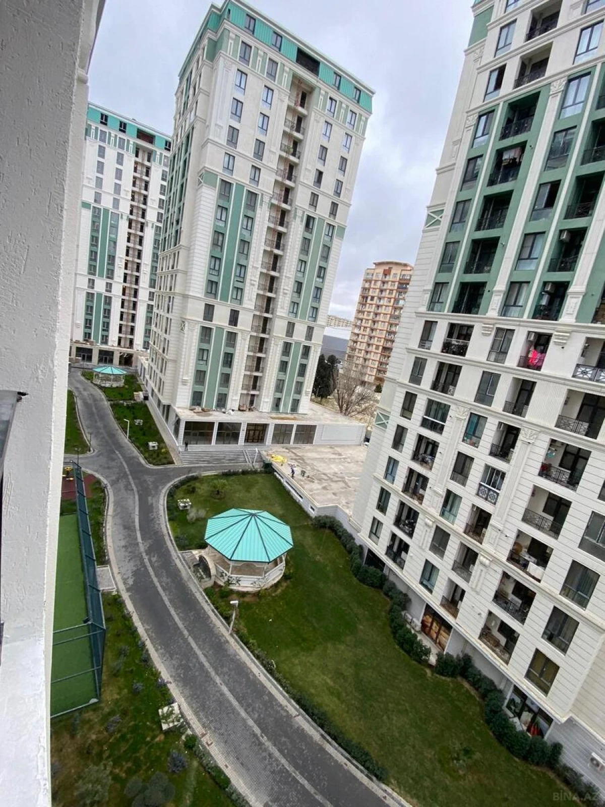 Satılır 4 otaqlı mənzil 177 m²