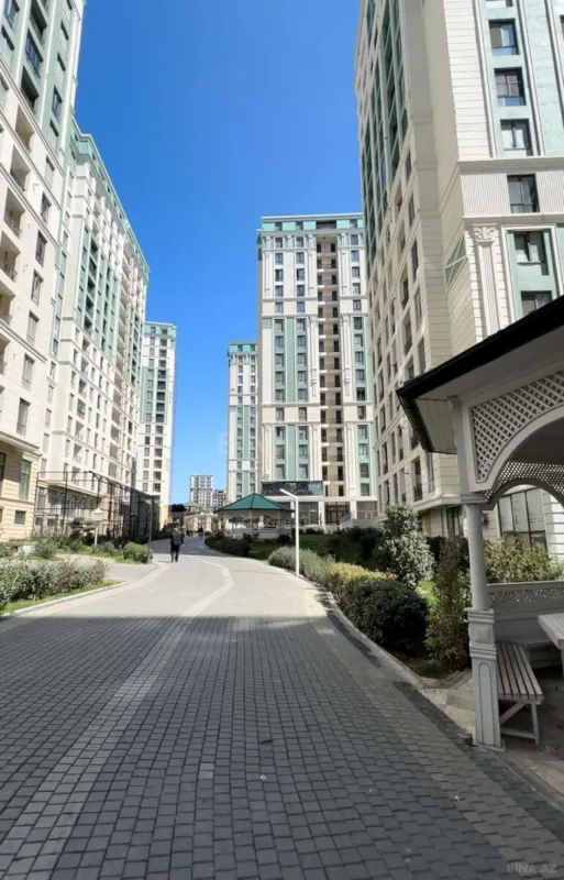 Satılır 4 otaqlı mənzil 177 m²