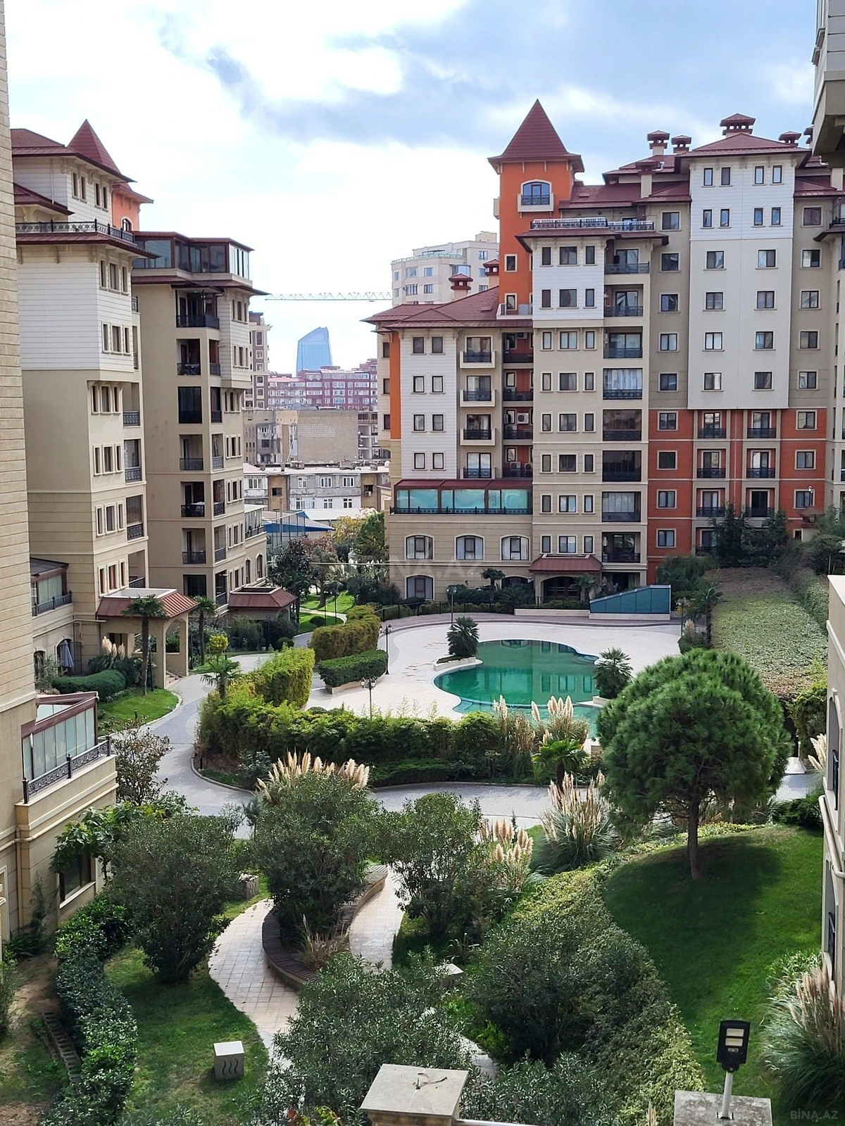 Satılır 3 otaqlı mənzil 188 m²