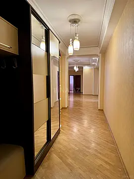 Satılır 4 otaqlı mənzil 195 m²