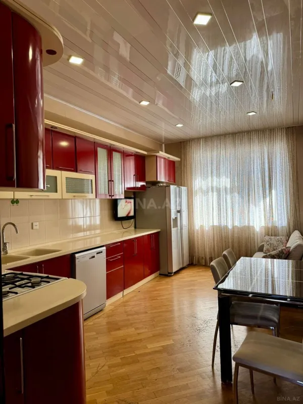 Satılır 4 otaqlı mənzil 195 m²