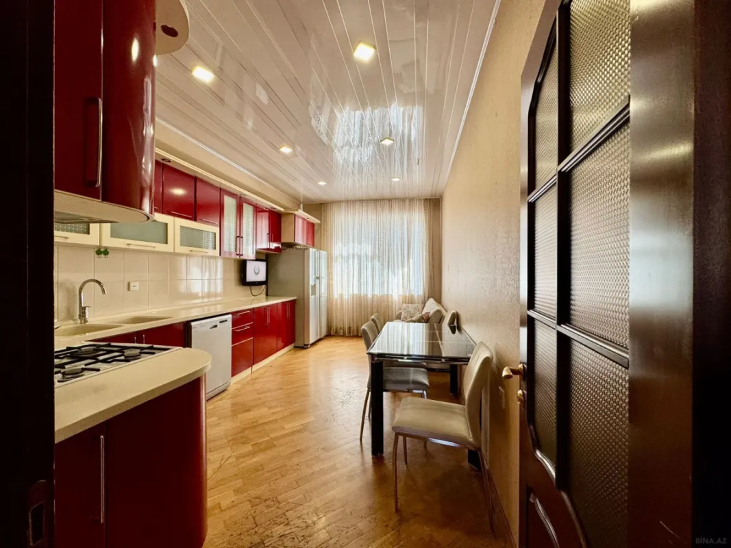 Satılır 4 otaqlı mənzil 195 m²