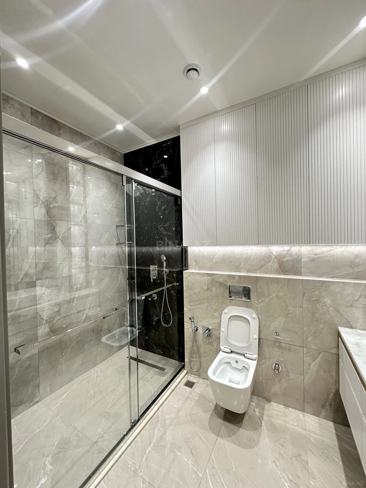 Satılır 4 otaqlı mənzil 247 m²