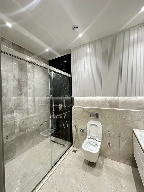 Satılır 4 otaqlı mənzil 247 m²