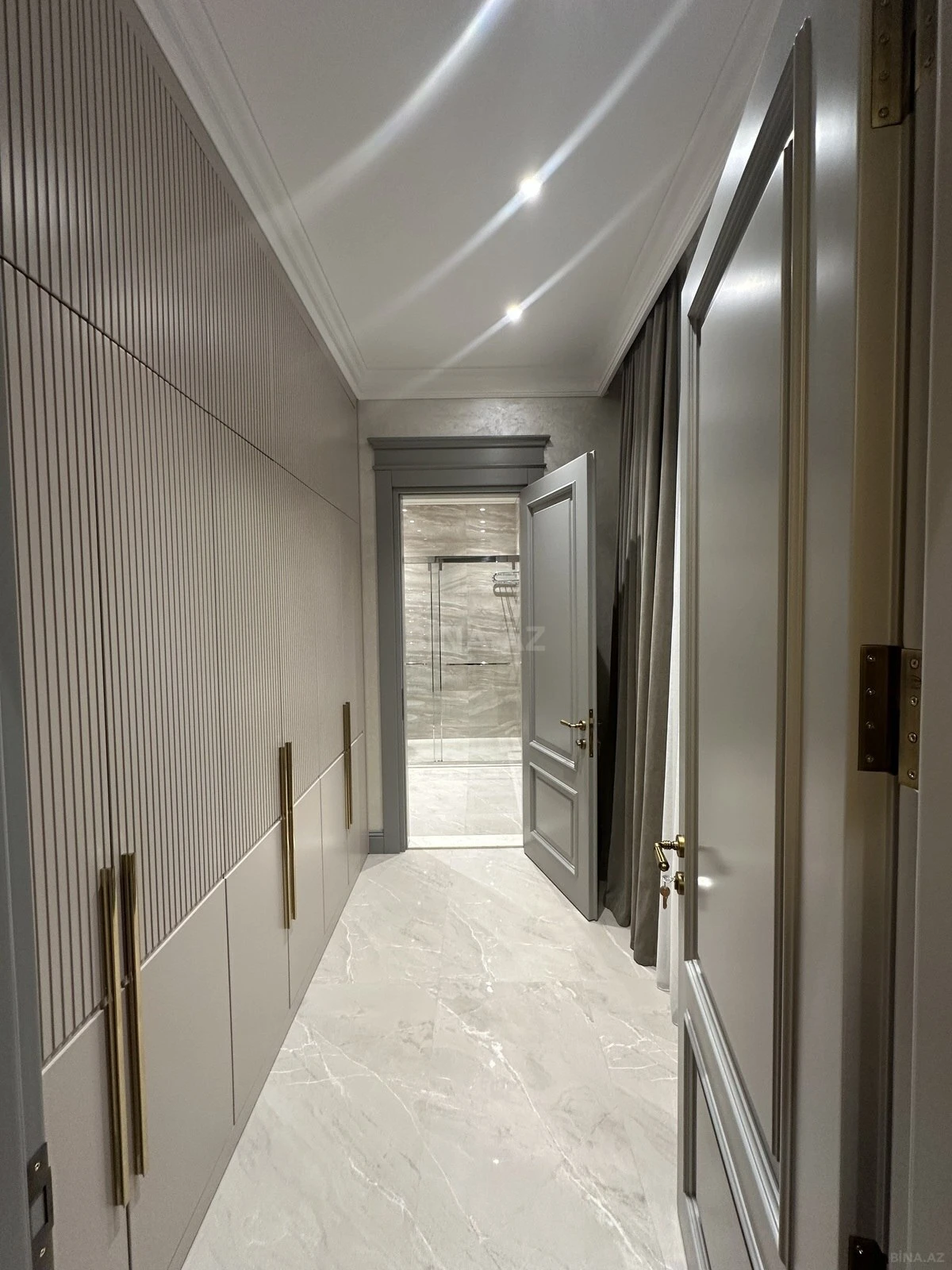 Satılır 4 otaqlı mənzil 247 m²