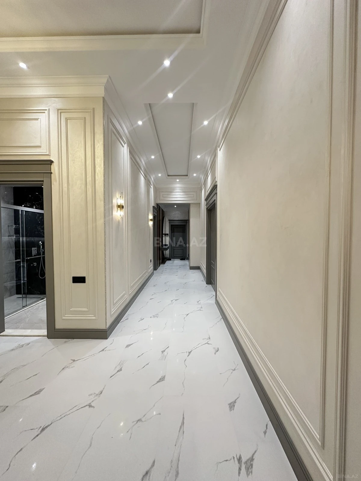 Satılır 4 otaqlı mənzil 247 m²