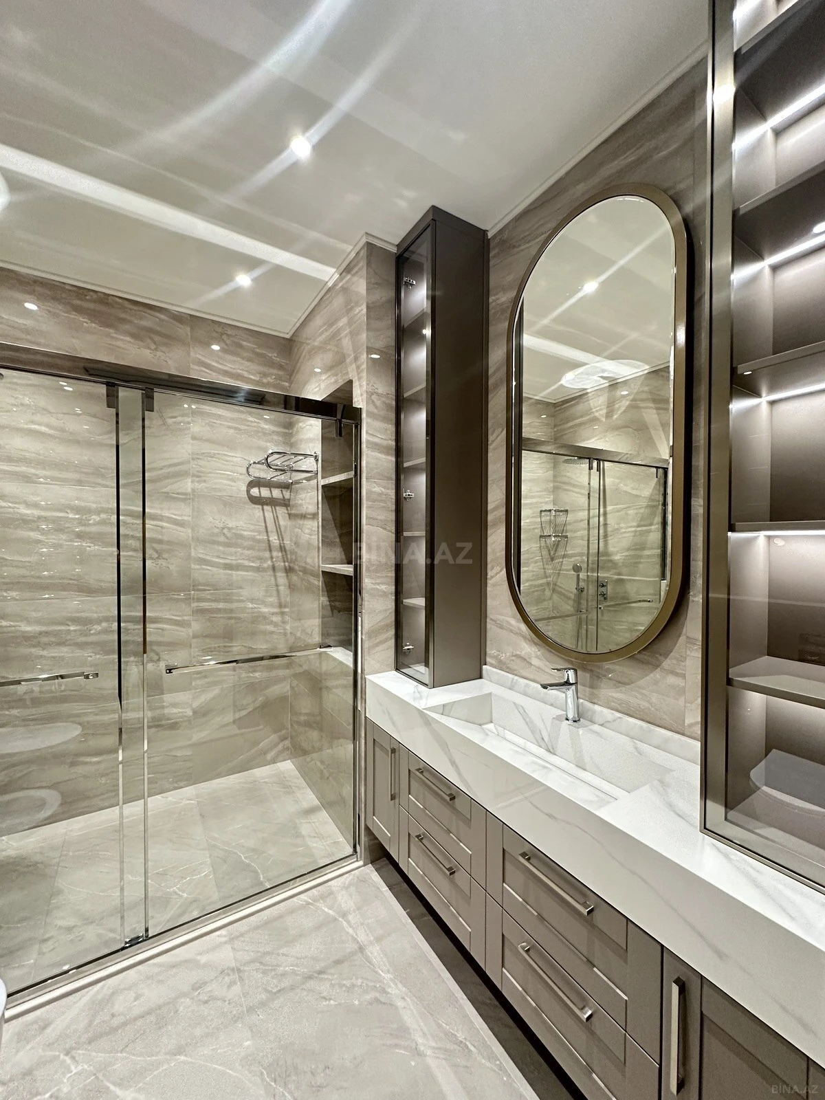 Satılır 4 otaqlı mənzil 247 m²