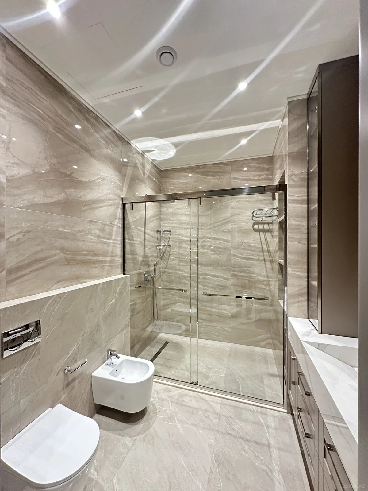 Satılır 4 otaqlı mənzil 247 m²