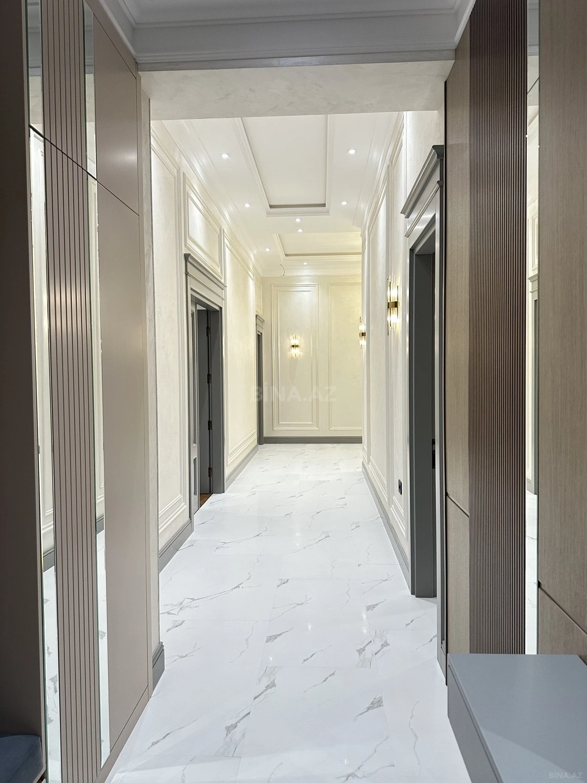 Satılır 4 otaqlı mənzil 247 m²