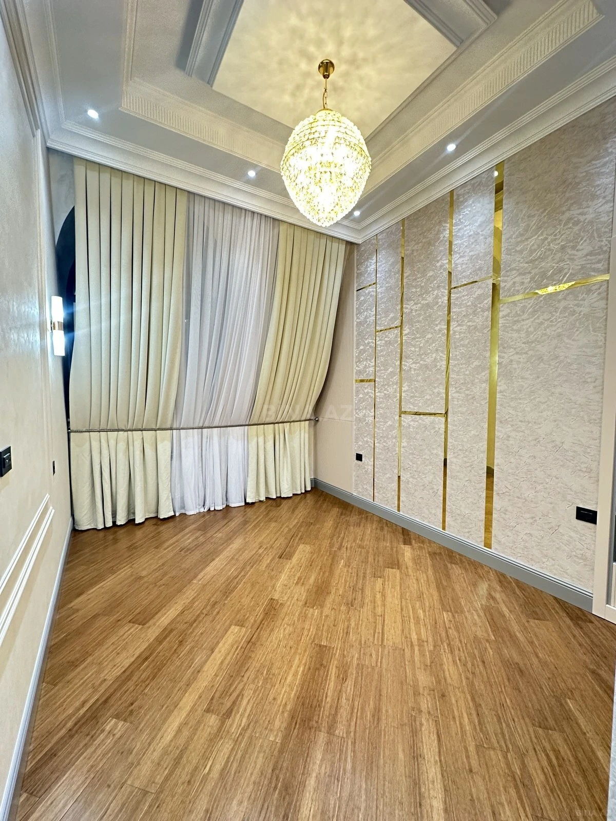 Satılır 4 otaqlı mənzil 247 m²