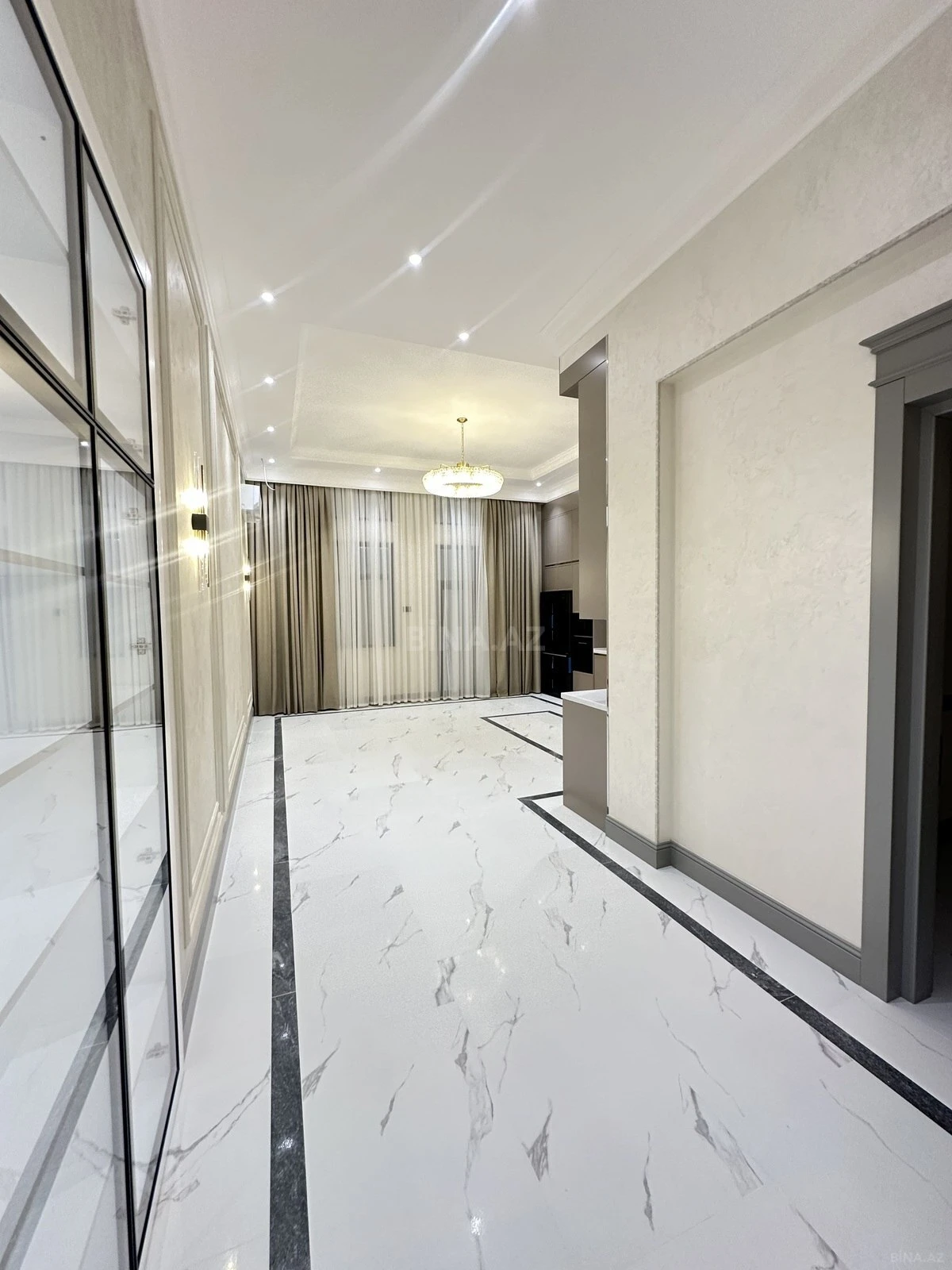 Satılır 4 otaqlı mənzil 247 m²