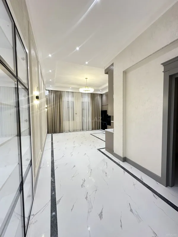 Satılır 4 otaqlı mənzil 247 m²
