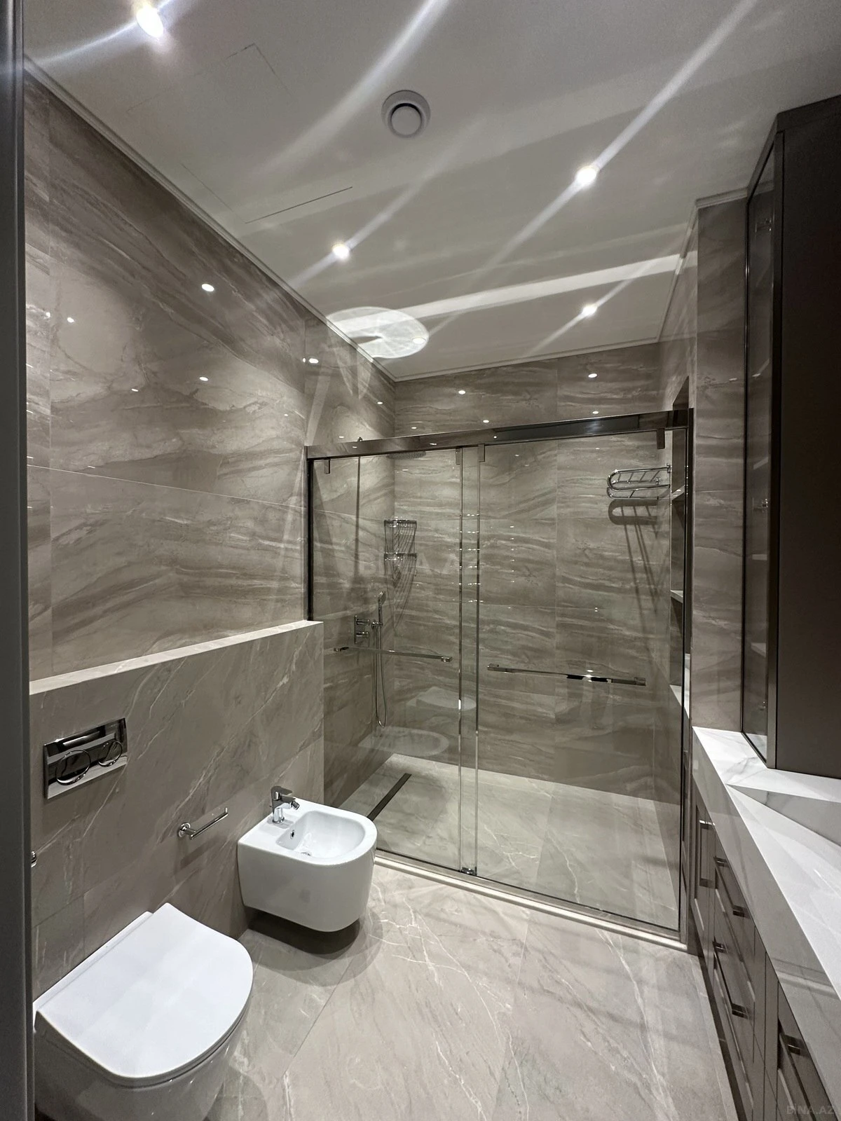 Satılır 4 otaqlı mənzil 247 m²