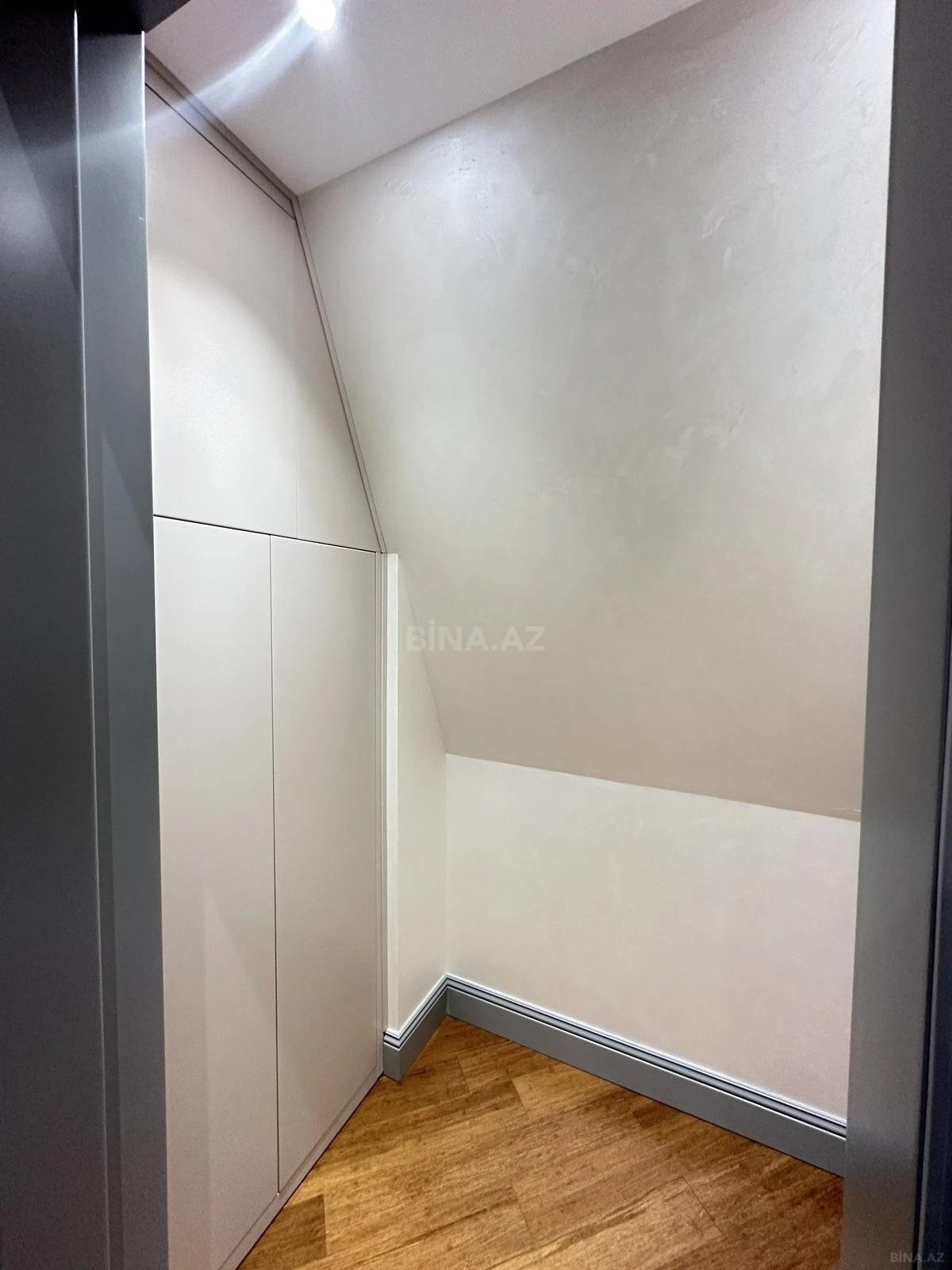 Satılır 4 otaqlı mənzil 247 m²