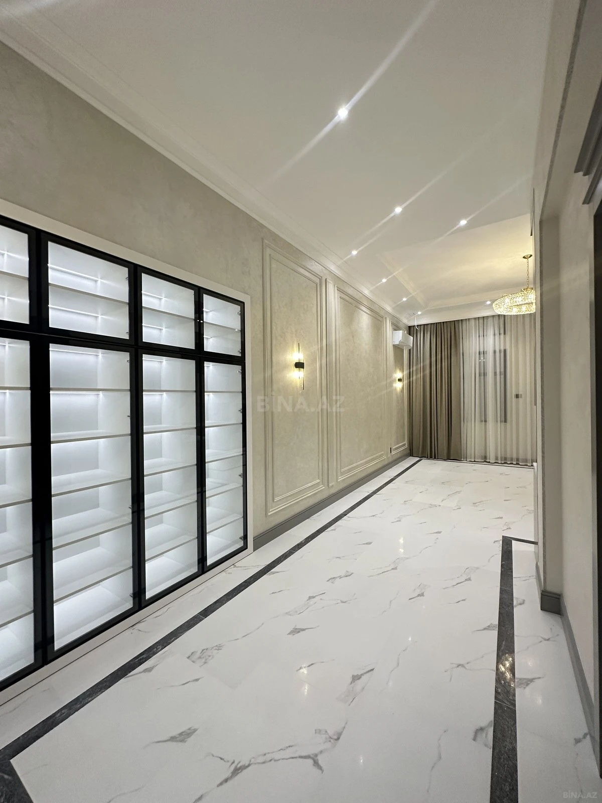 Satılır 4 otaqlı mənzil 247 m²