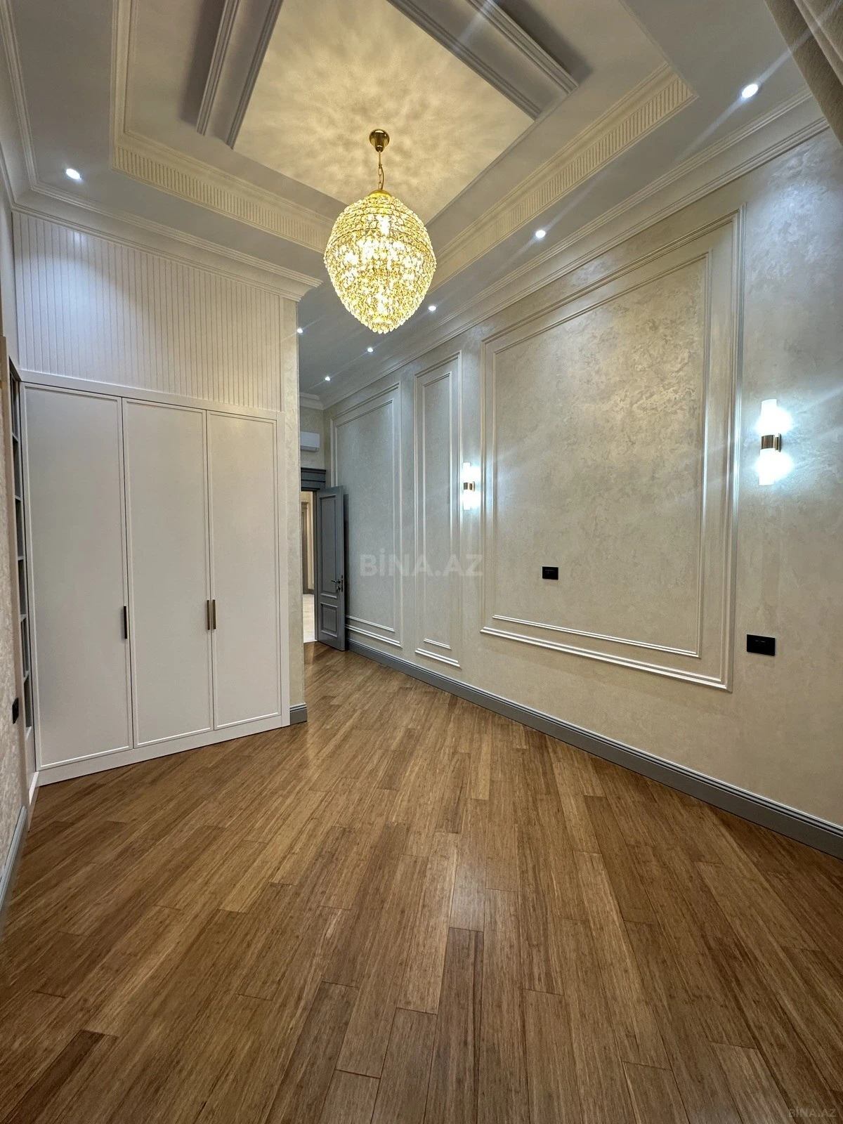 Satılır 4 otaqlı mənzil 247 m²