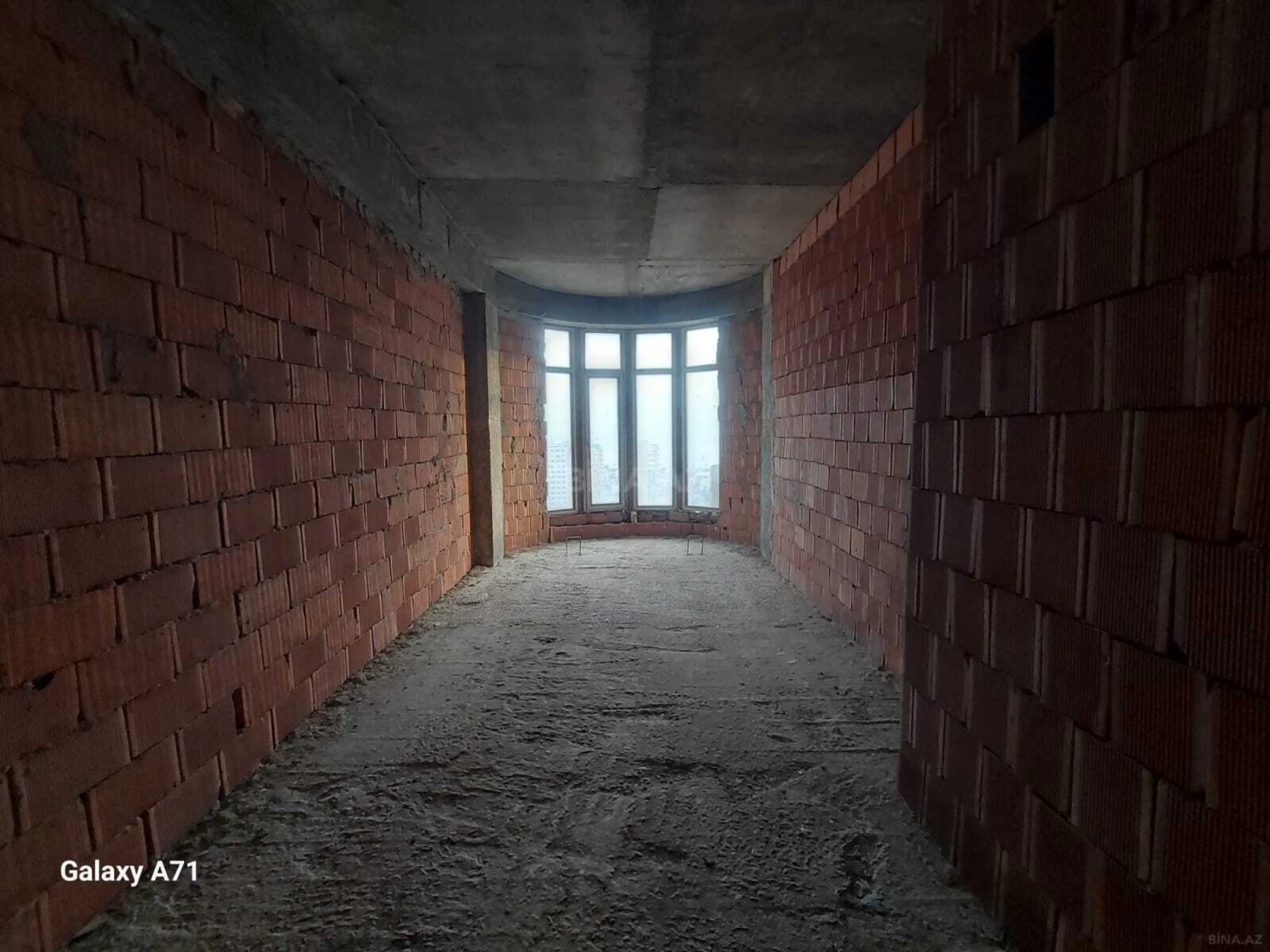 Satılır 3 otaqlı mənzil 157 m²