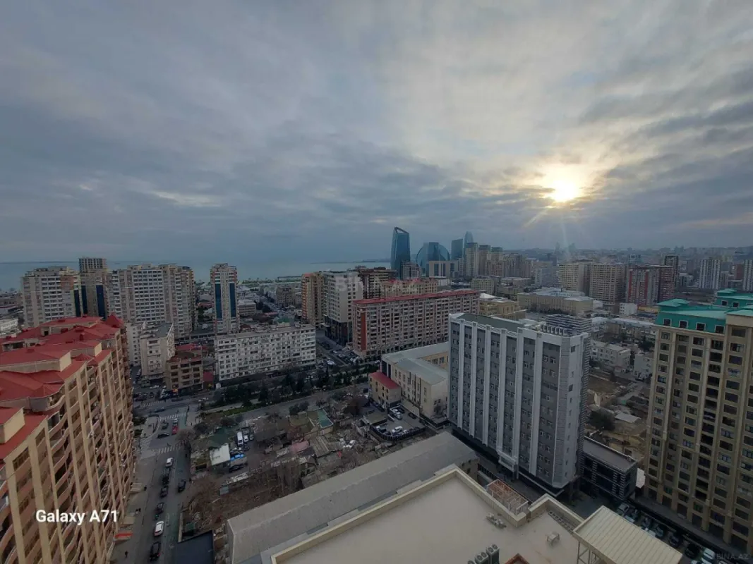 Satılır 3 otaqlı mənzil 157 m²