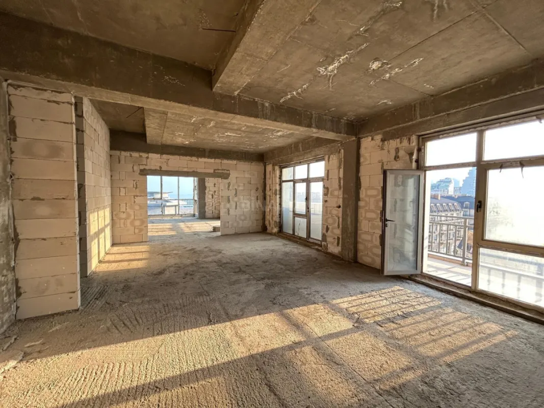 Satılır 5 otaqlı mənzil 262 m²