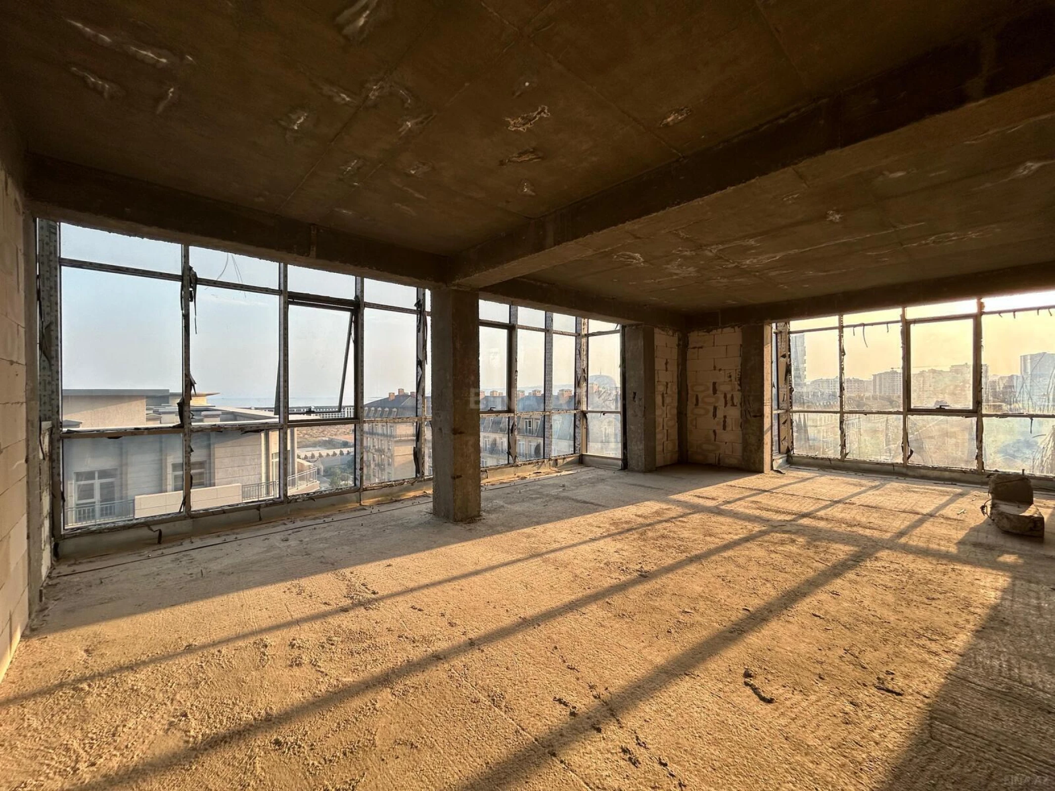 Satılır 5 otaqlı mənzil 262 m²