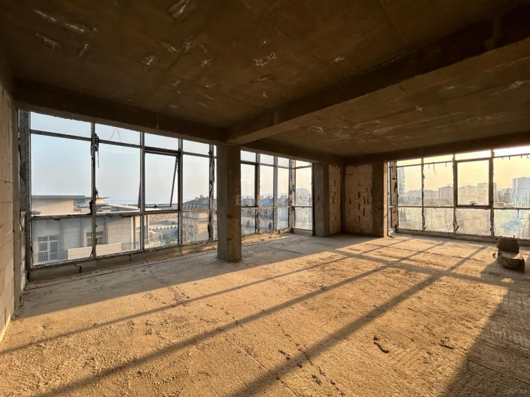 Satılır 5 otaqlı mənzil 262 m²