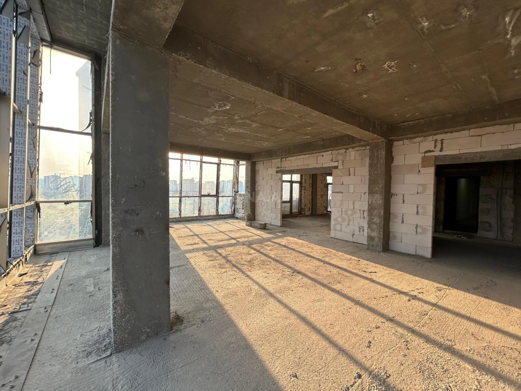 Satılır 5 otaqlı mənzil 262 m²