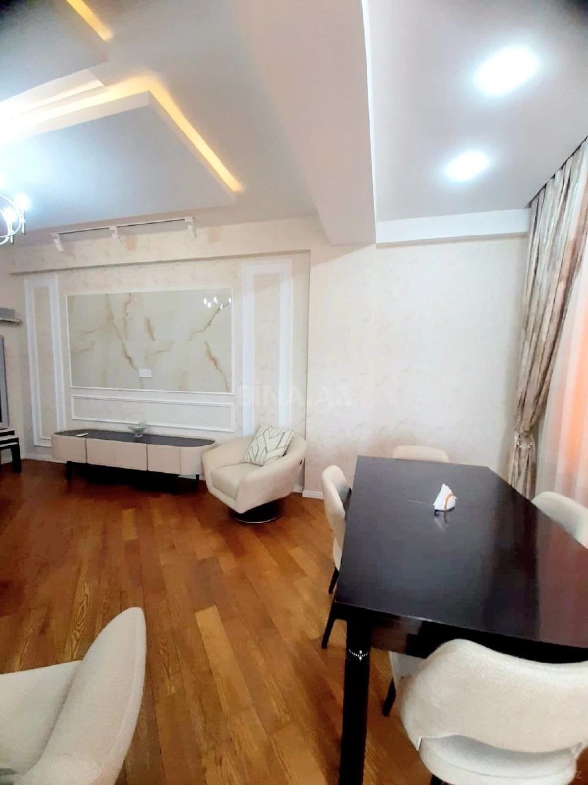 Kirayə verilir 2 otaqlı mənzil 90 m²