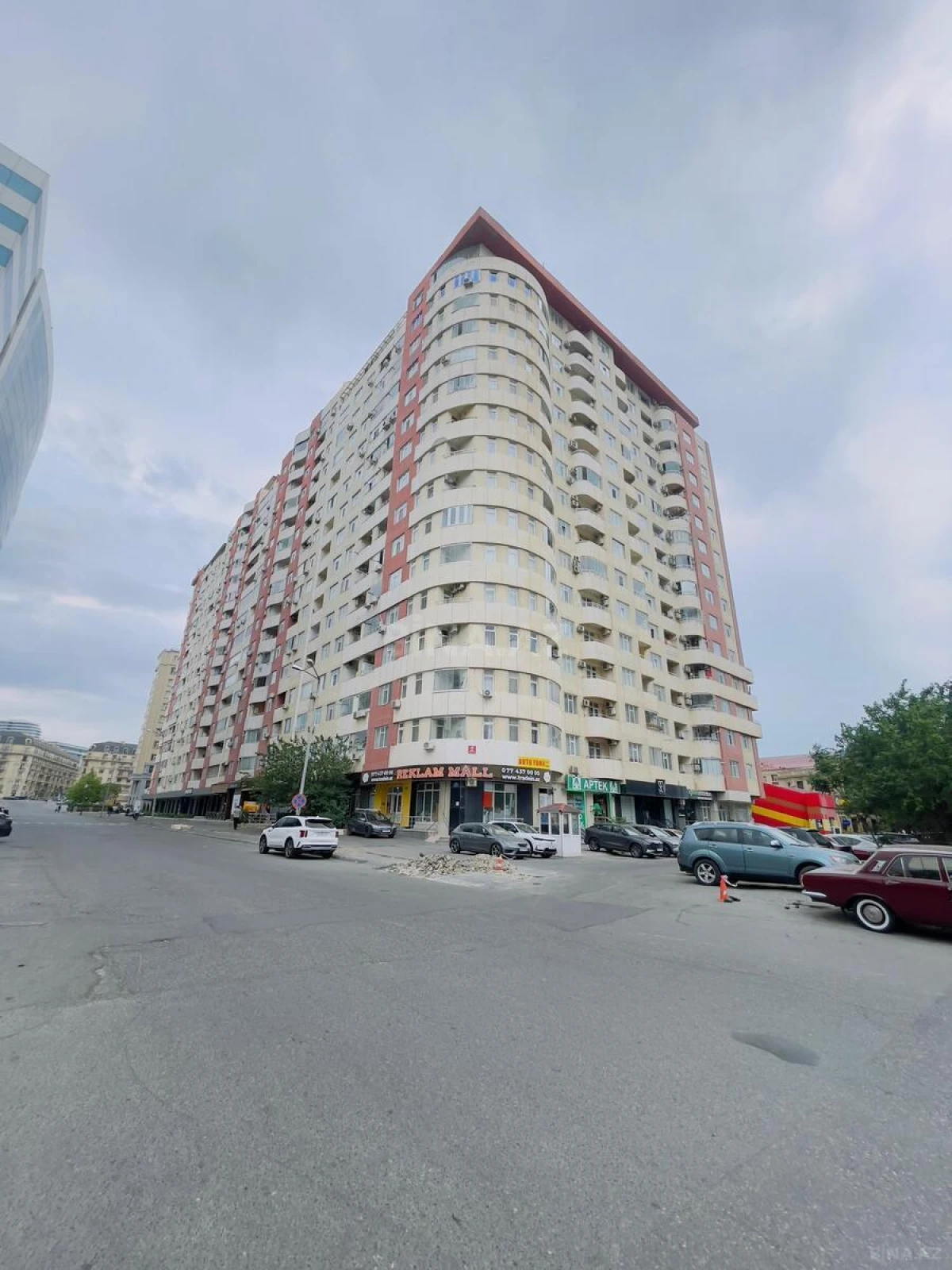 Satılır 3 otaqlı mənzil 142.8 m²
