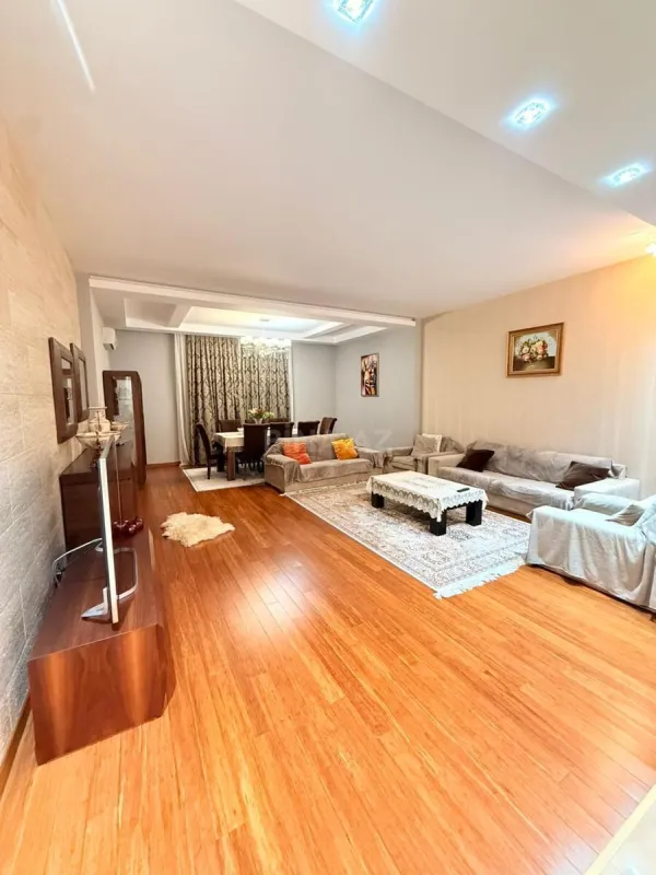 Satılır 4 otaqlı mənzil 185 m²