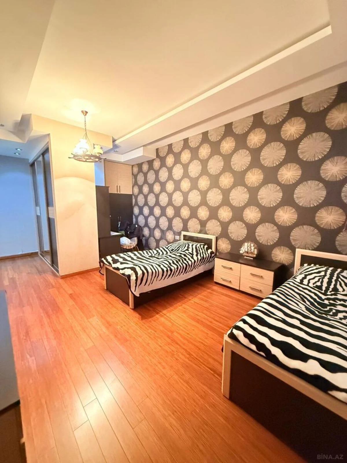 Satılır 4 otaqlı mənzil 185 m²