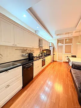 Satılır 4 otaqlı mənzil 185 m²