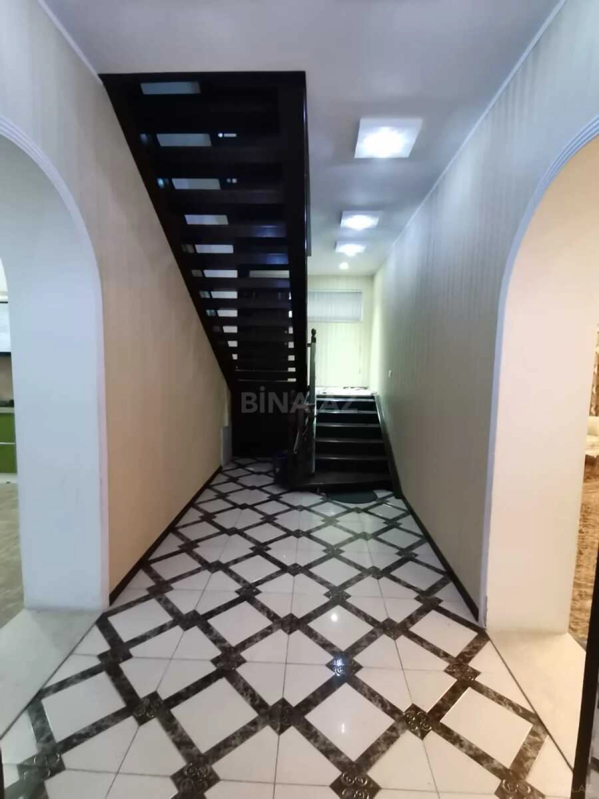 Satılır 6 otaqlı həyət evi 350 m²