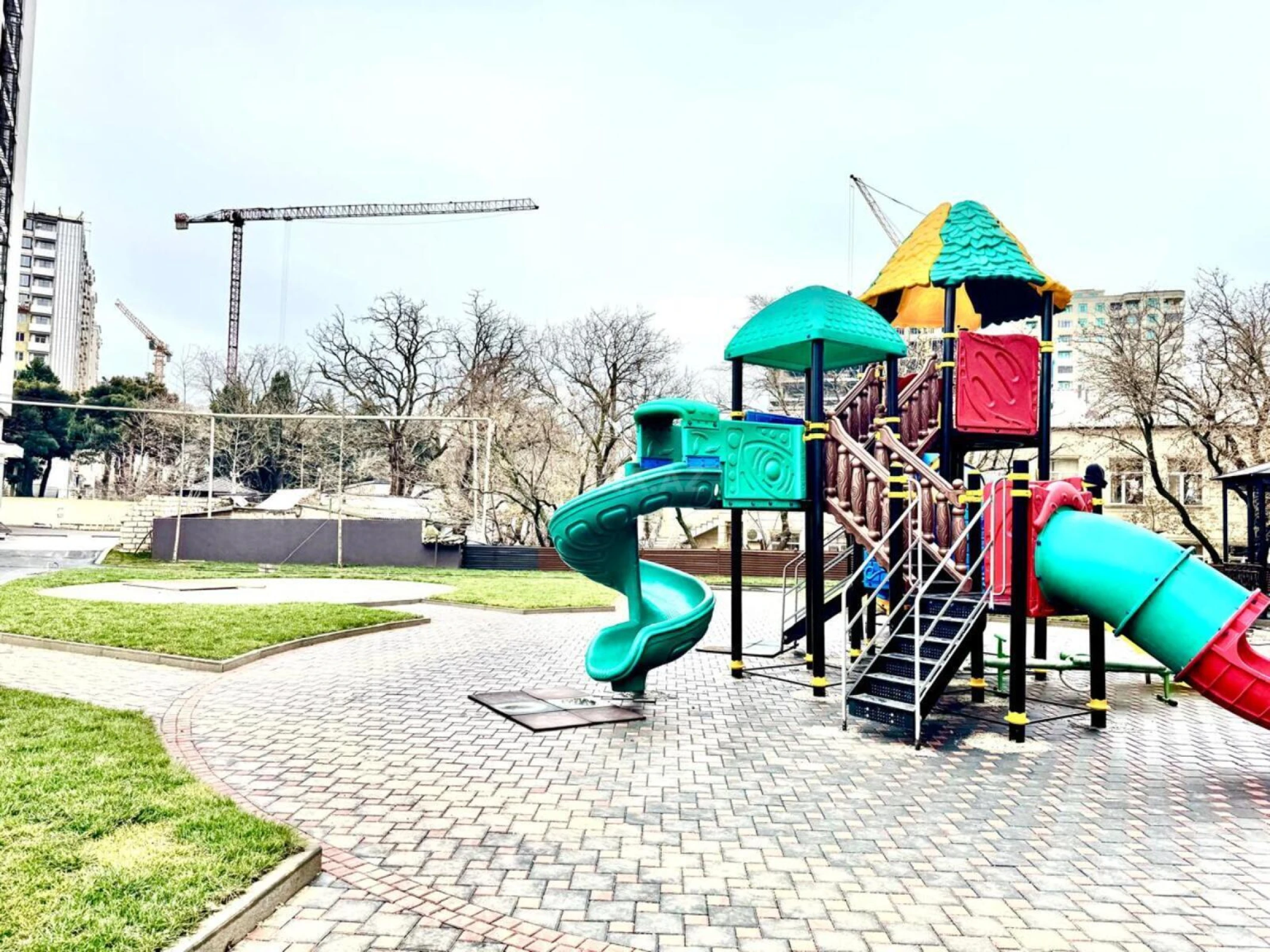 Satılır 3 otaqlı mənzil 114 m²