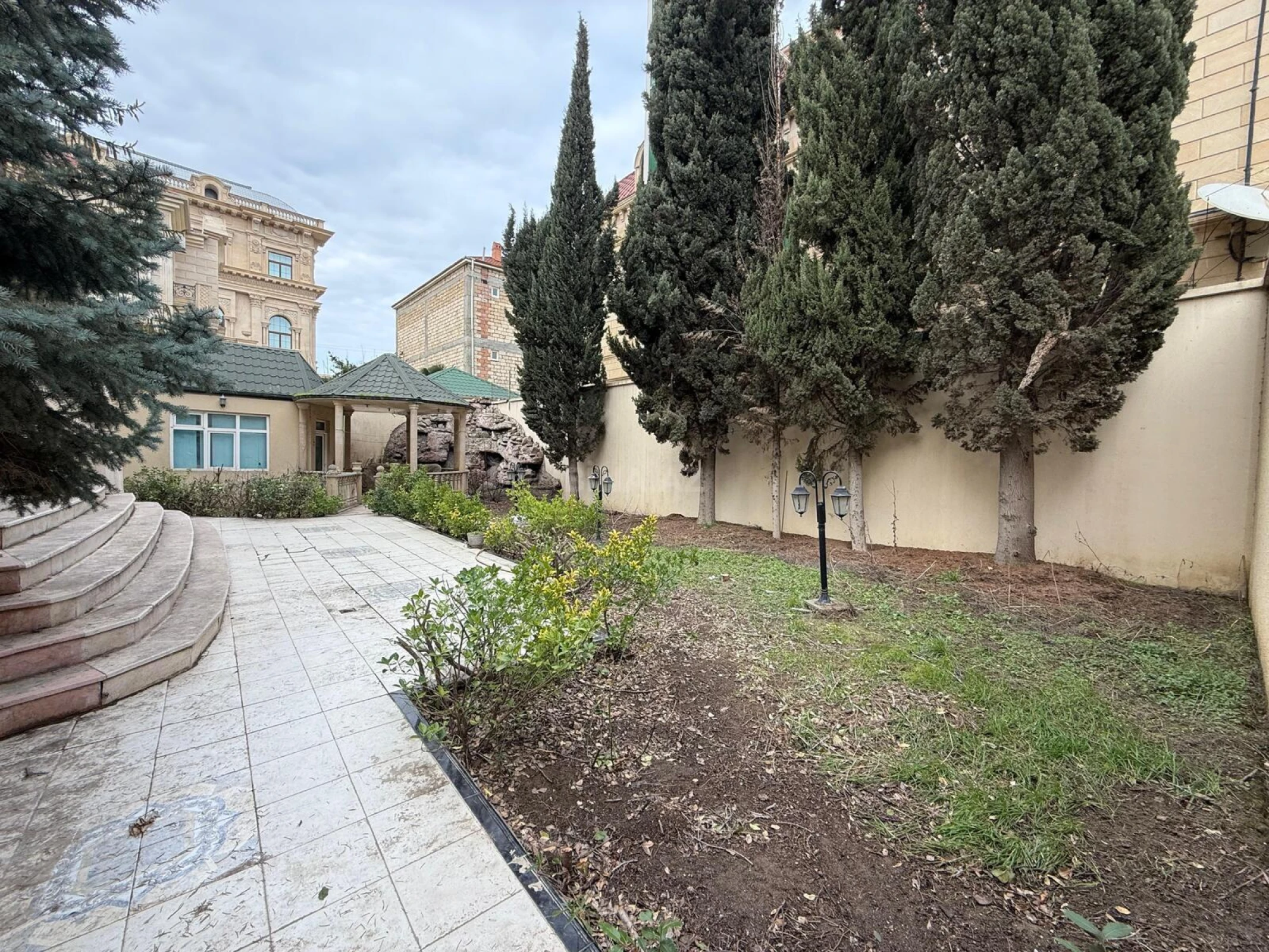 Kirayə verilir 11 otaqlı həyət evi 730 m²