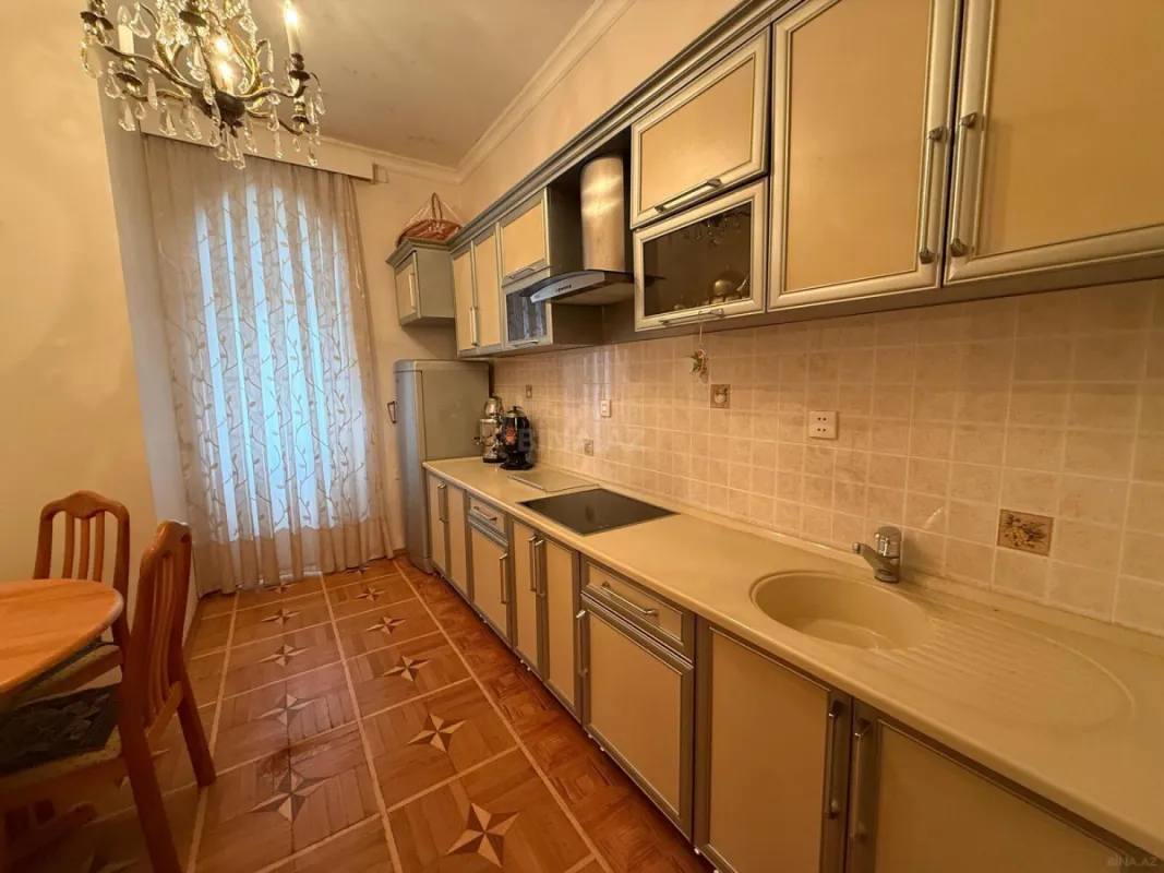 Kirayə verilir 11 otaqlı həyət evi 730 m²
