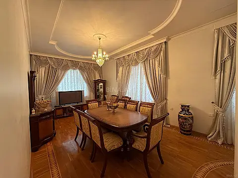 Kirayə verilir 11 otaqlı həyət evi 730 m²