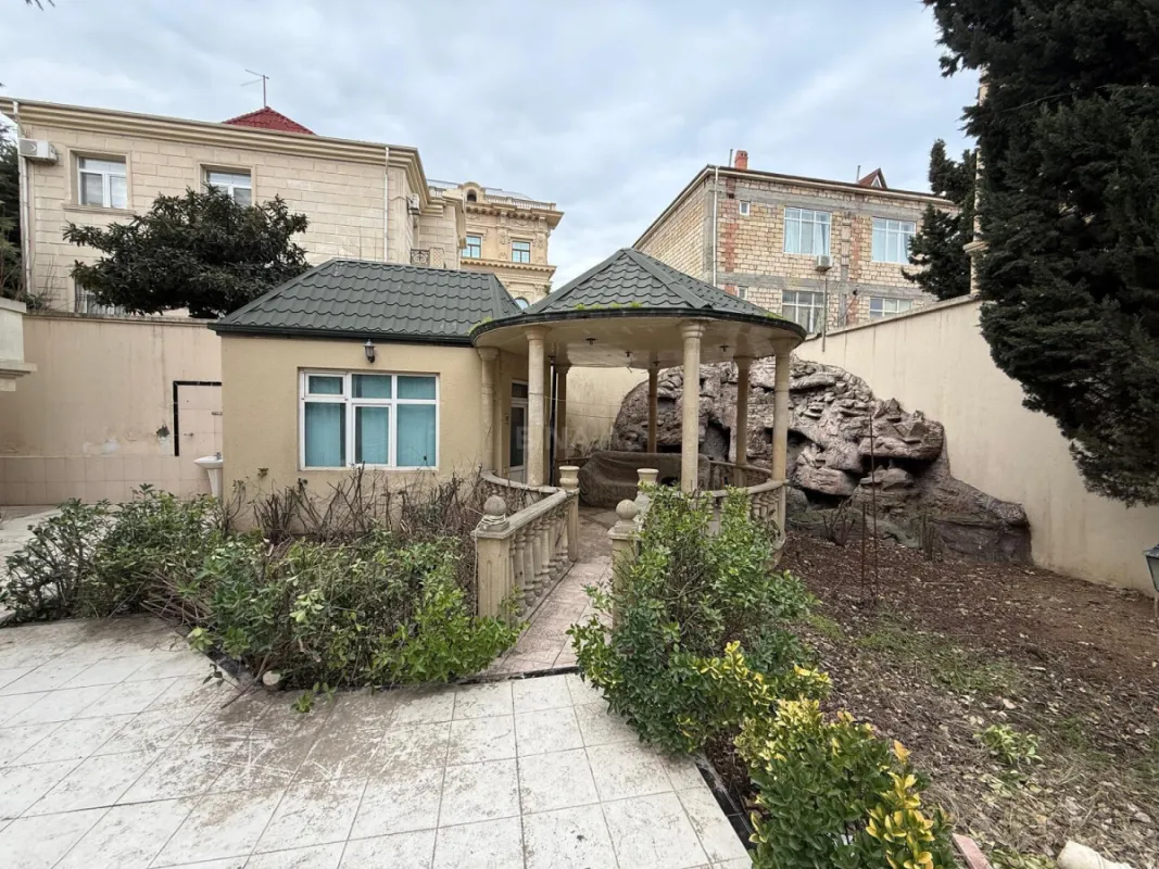 Kirayə verilir 11 otaqlı həyət evi 730 m²