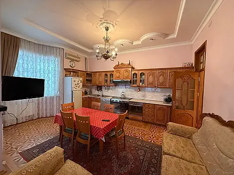 Kirayə verilir 11 otaqlı həyət evi 730 m²