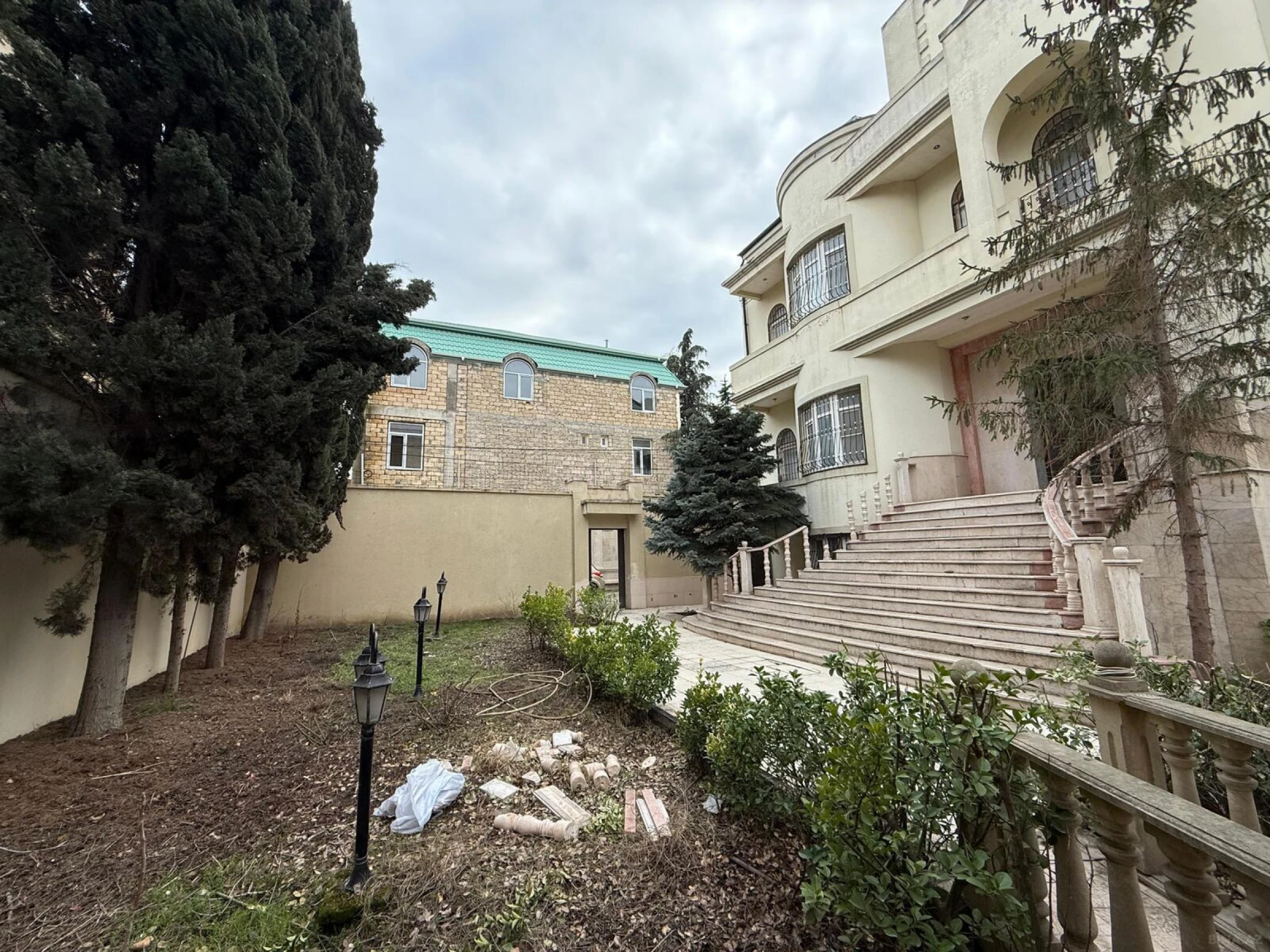 Kirayə verilir 11 otaqlı həyət evi 730 m²