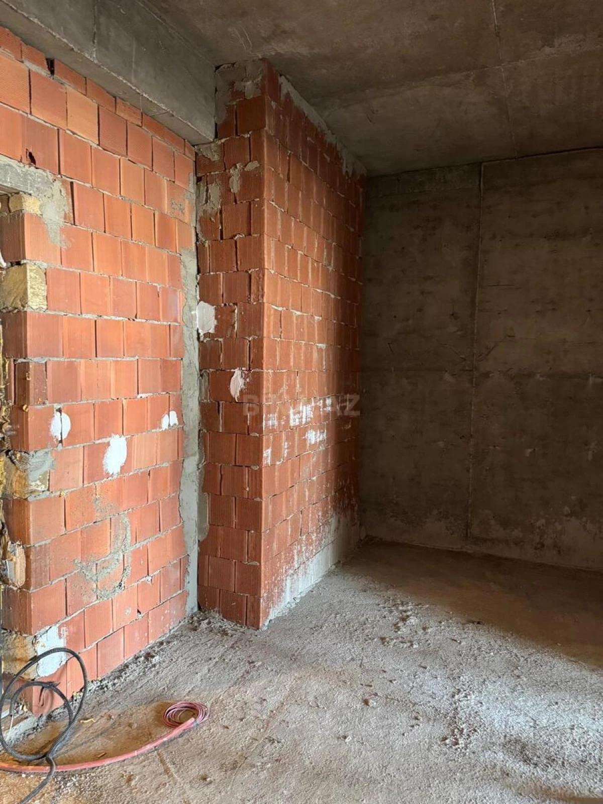 Satılır 1 otaqlı mənzil 71.5 m²