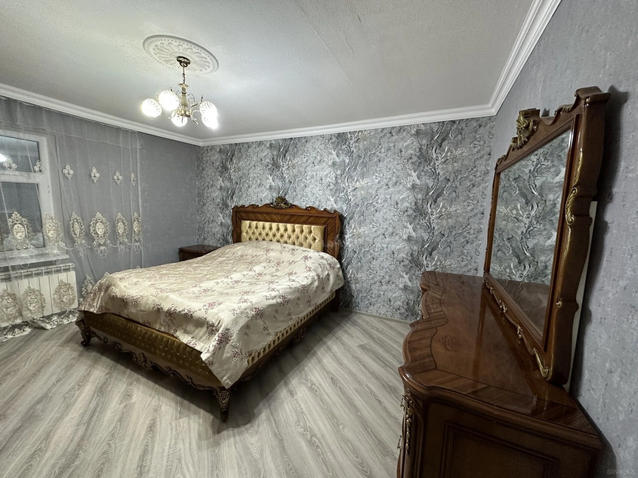 Satılır 5 otaqlı həyət evi 180 m²