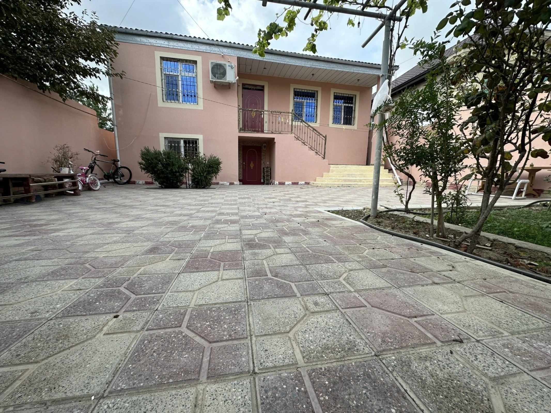 Satılır 5 otaqlı həyət evi 180 m²