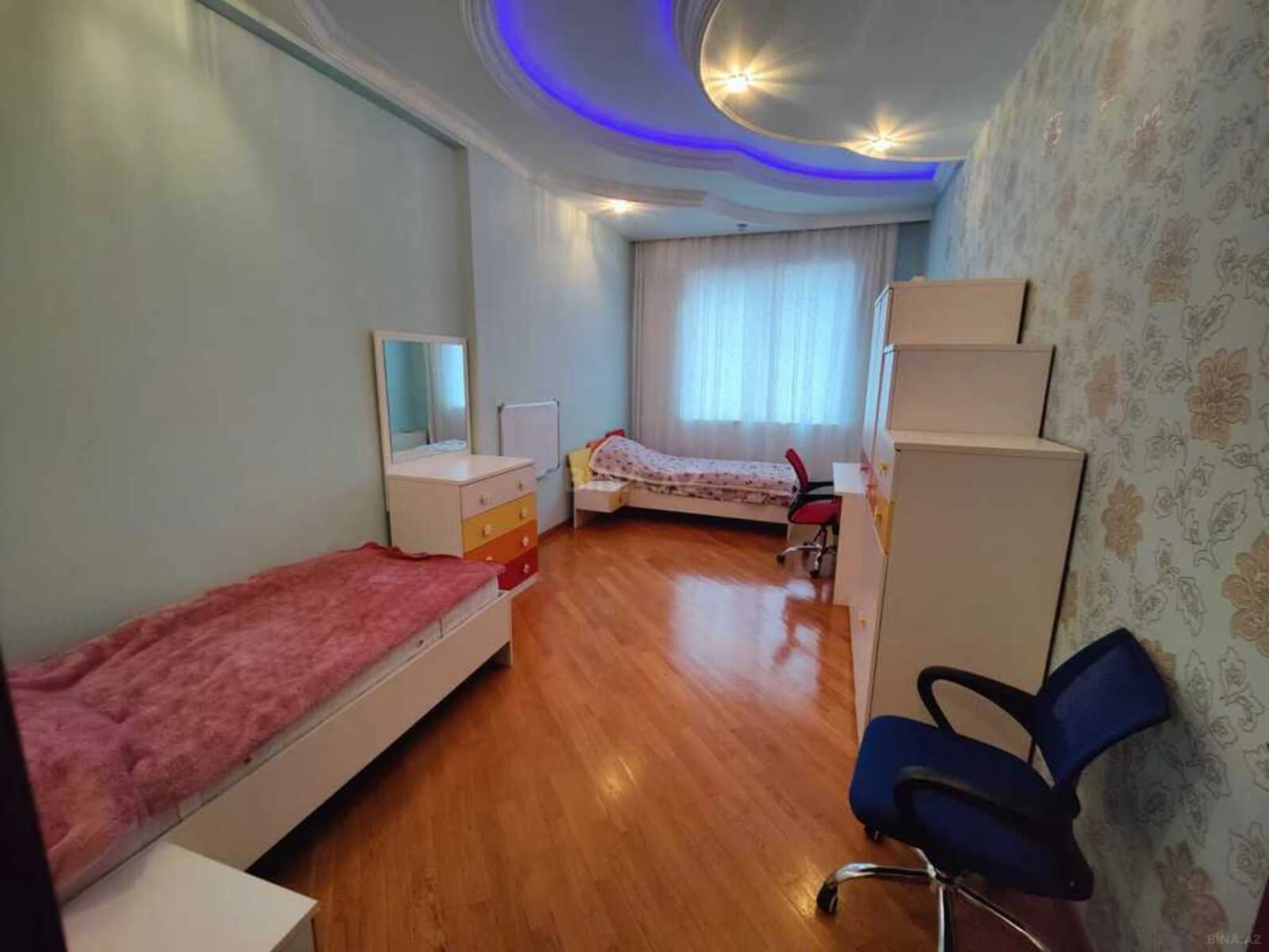 Kirayə verilir 4 otaqlı mənzil 200 m²