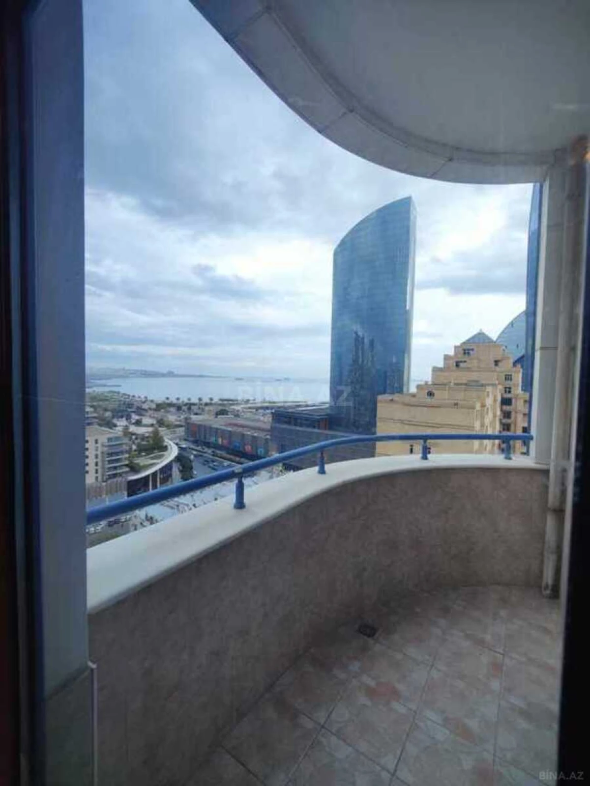 Kirayə verilir 4 otaqlı mənzil 200 m²