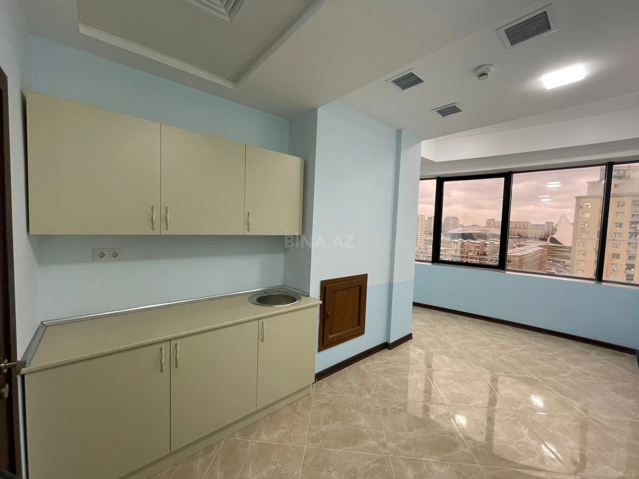 Kirayə verilir 4 otaqlı ofis 245 m²