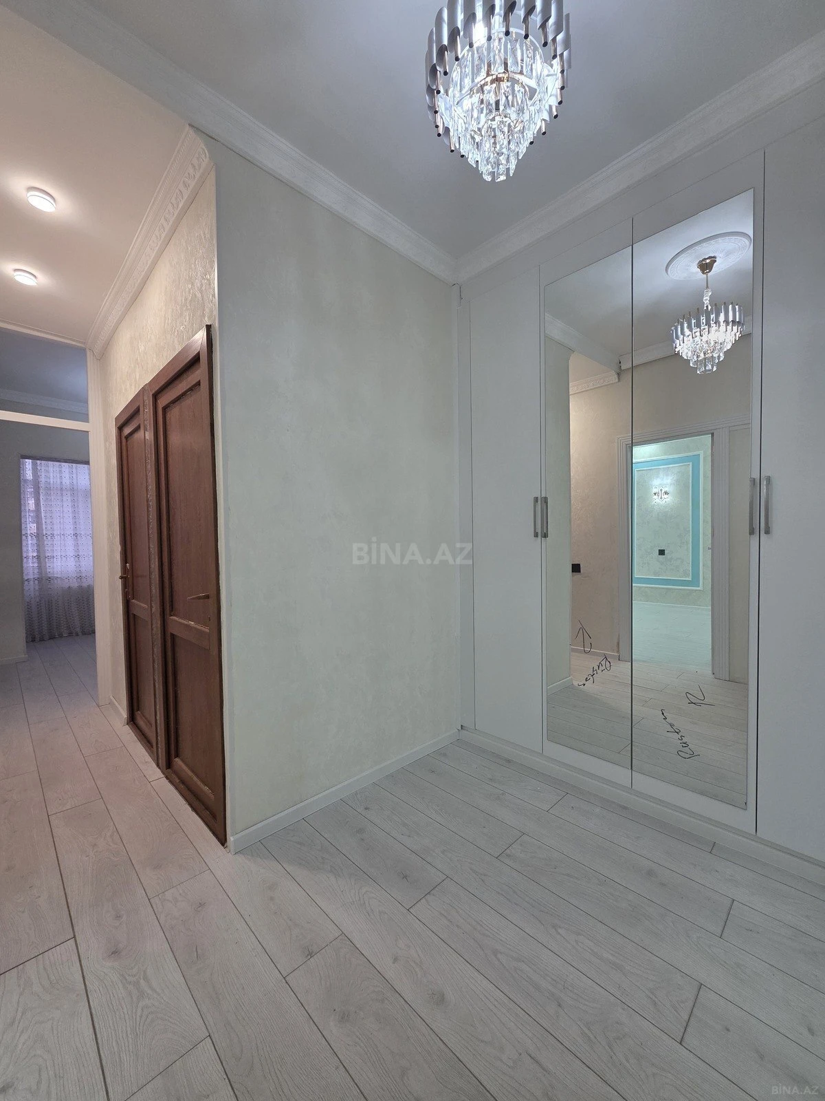 Satılır 3 otaqlı mənzil 147 m²