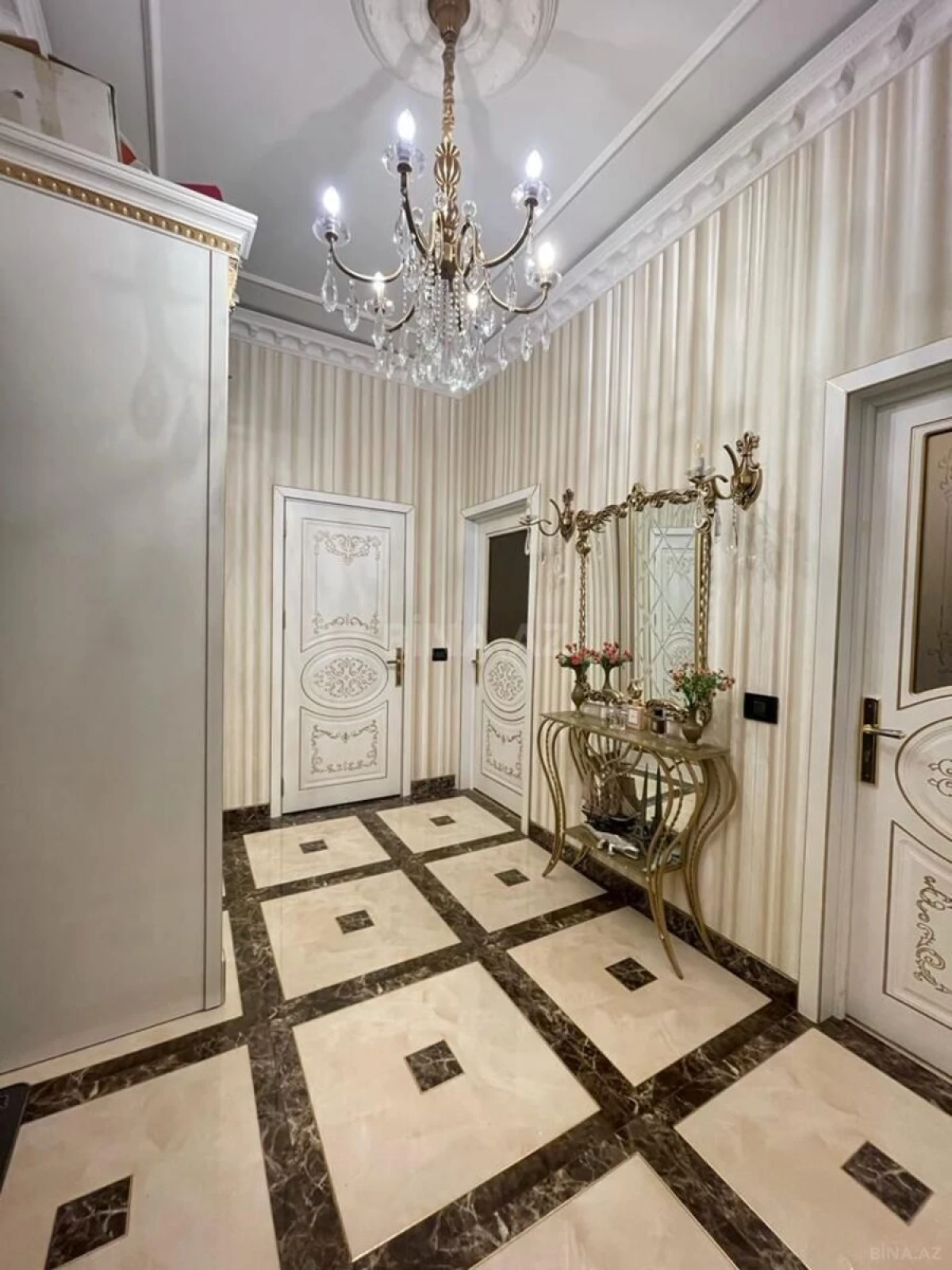 Satılır 2 otaqlı mənzil 110 m²